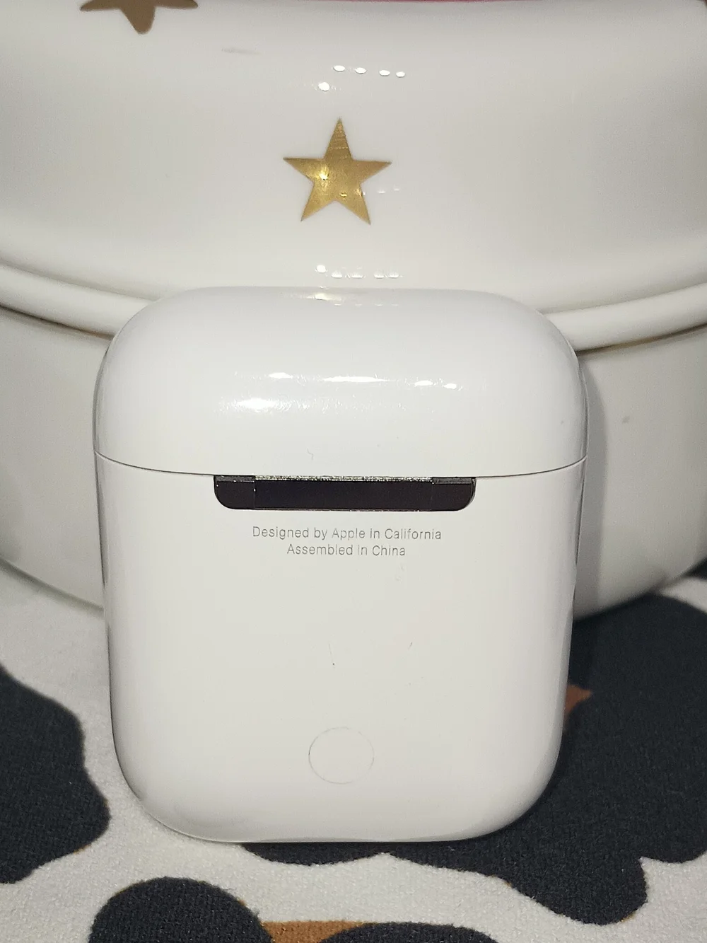 APPLE AIR PODS CHARGING CASE